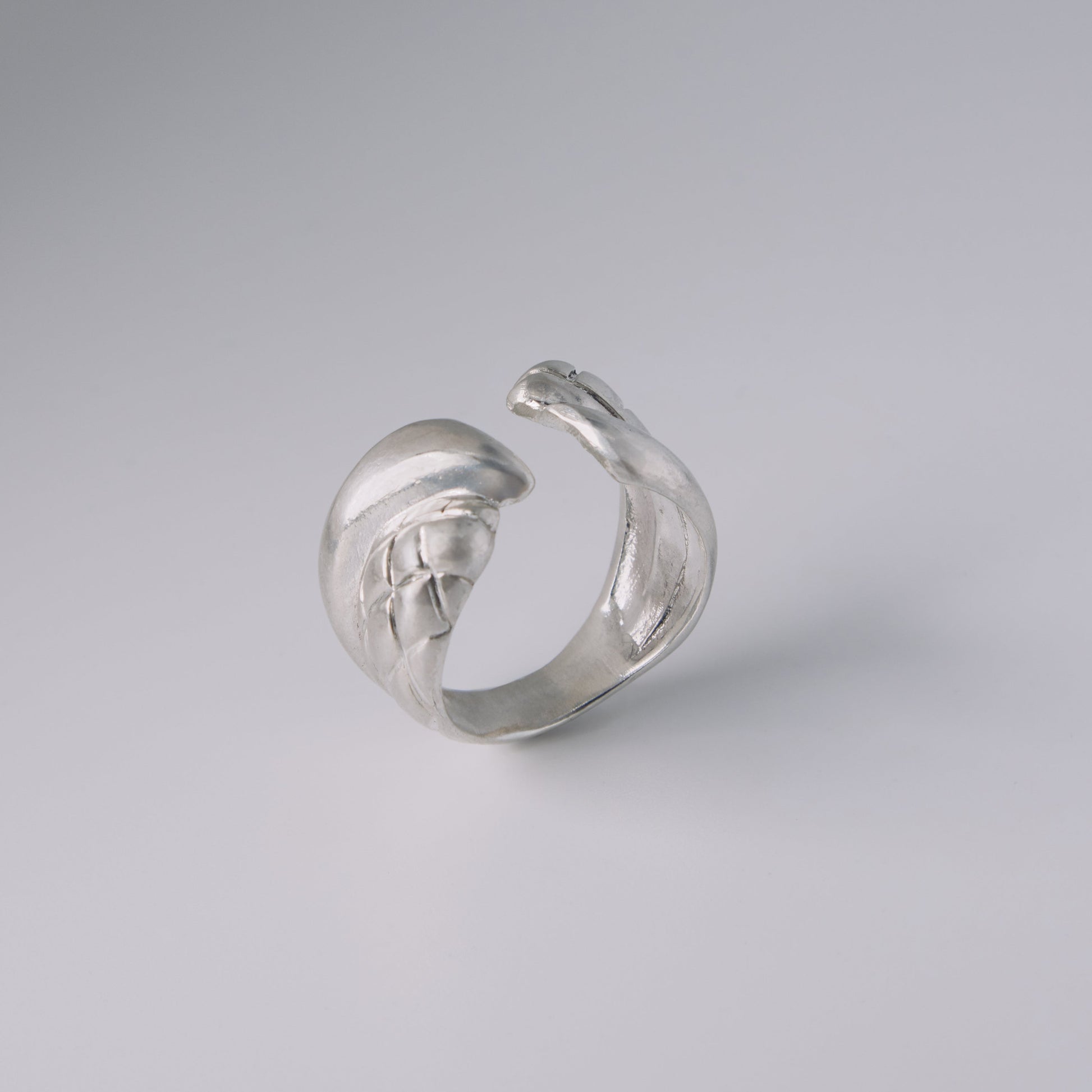 Sterling Silver 925 Alligator ring on a gray background